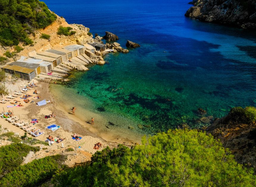 En Ibiza las villas de lujo y ‘beach clubs’ se han adueñando de las zonas de baño. Y los vecinos están diciendo basta