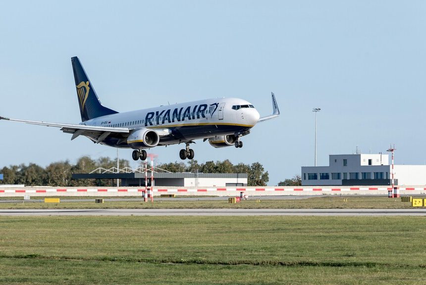 Ryanair cierra su base de Santiago y cancela vuelos a cinco ciudades españolas: un millón de plazas menos por las tasas de Aena