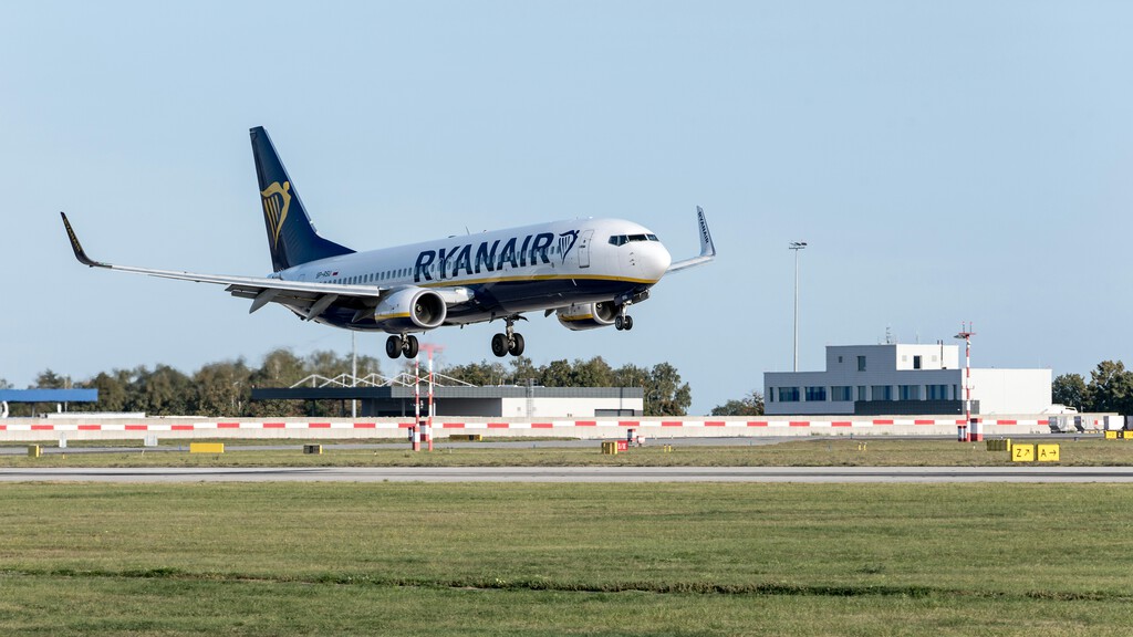 Ryanair cierra su base de Santiago y cancela vuelos a cinco ciudades españolas: un millón de plazas menos por las tasas de Aena